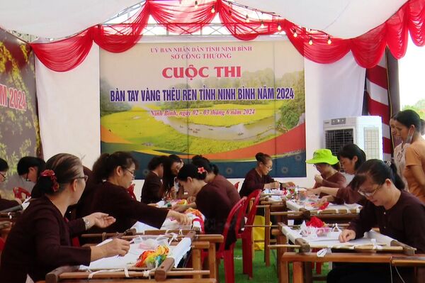 Ninh Binh promoting Van Lam lace embroidery craft village