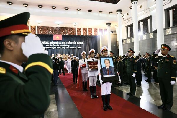 Memorial service held for former State President Tran Duc Luong