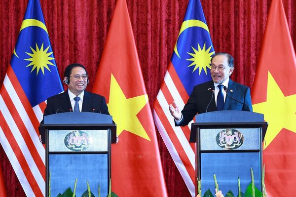 <b>Vietnamese, MalaysianPMs hold joint press conference following Kuala Lumpur talks</b>