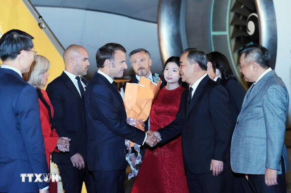 French President begins state visit to Vietnam