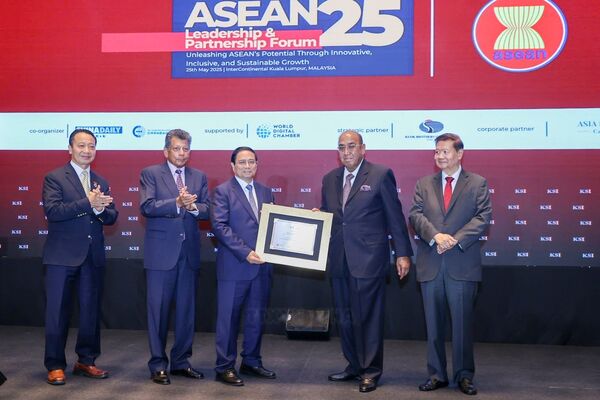PM Pham Minh Chinh honoured as distinguished ASEAN leader for 2025
