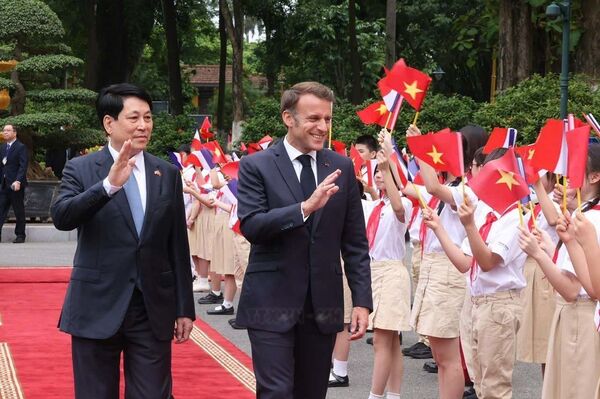 Welcome ceremony held for French President in Hanoi