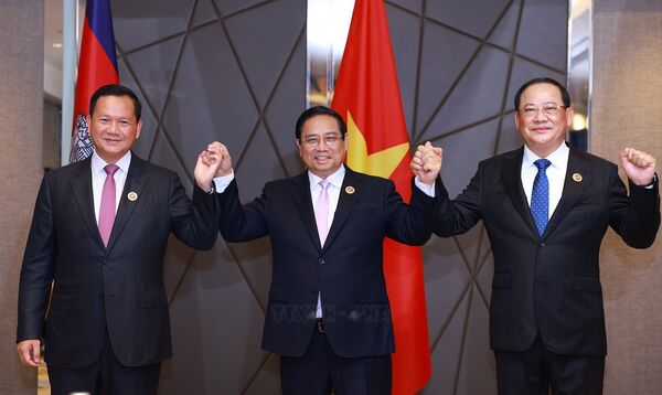 Vietnamese, Cambodian, Lao PMs meet on sidelines of 46th ASEAN Summit