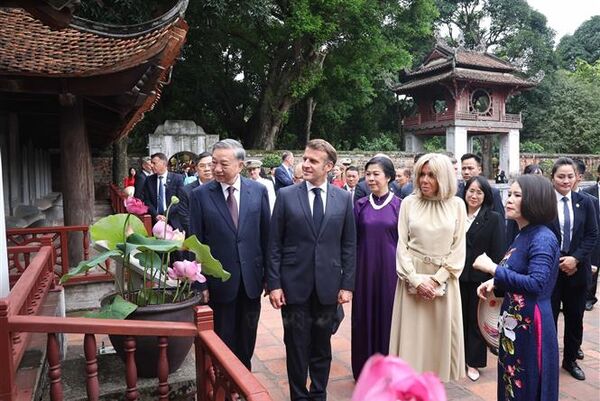 Party chief, French President visit Vietnam’s first national university