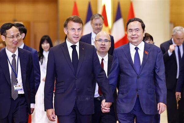 Top legislator meets with French President