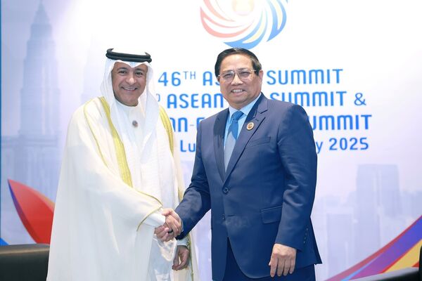PM meets with GCC Secretary-General in Malaysia
