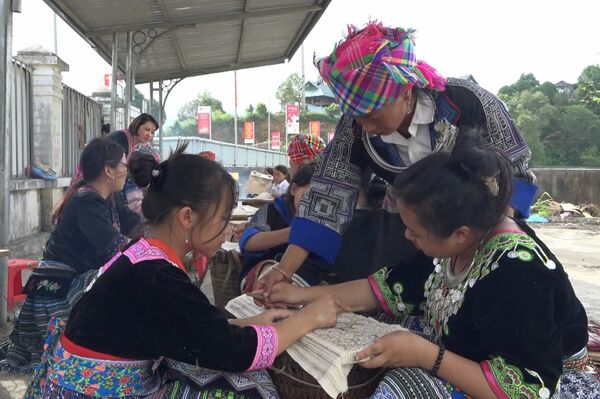 Traditional Mong ethnic costumes shine in Suoi Giang commune