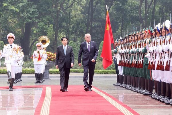Official welcome ceremony held for Hungarian President in Hanoi