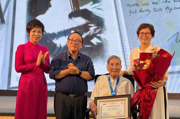 Veteran composer Pham Tuyen wins grand prize of De Men art awards