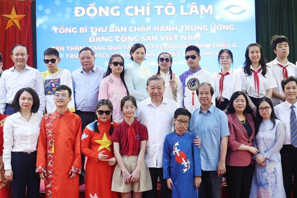 Party chief visits two schools for students with disabilities in Hanoi