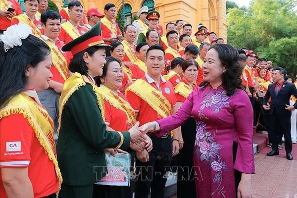 Vice President meets 100 outstanding voluntary blood donors