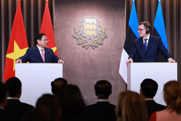 Vietnamese PM holds talks with Estonian counterpart in Tallinn
