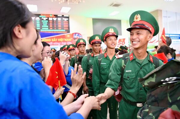 Hanoi welcomes first arrivals for National Day parade