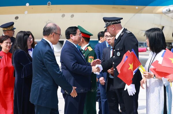 PM arrives in Nice, beginning working trip to France