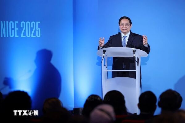 <b>PM co-chairs
Deltas of the World Summit, urges action against climate threats</b>