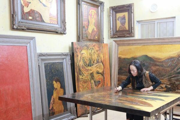 Painter dedicates over two decades to lacquer art