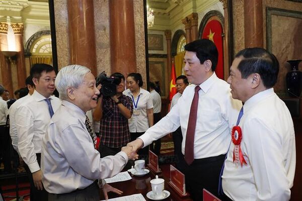 State President commends outstanding journalists on eve of revolutionary press centennial