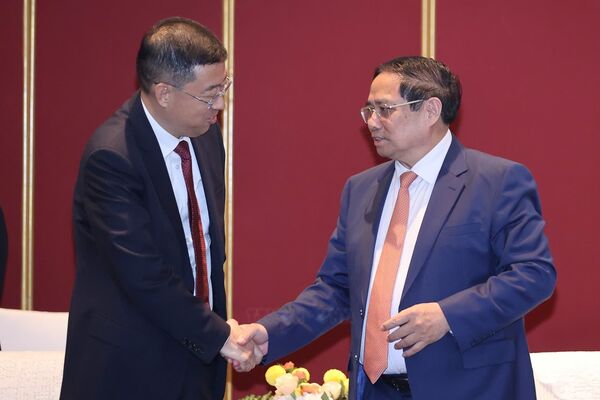 Vietnamese PM meets with Chinese corporations in Tianjin