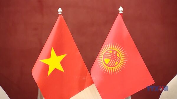 PM meets with Kyrgyz counterpart on WEF Tianjin sidelines