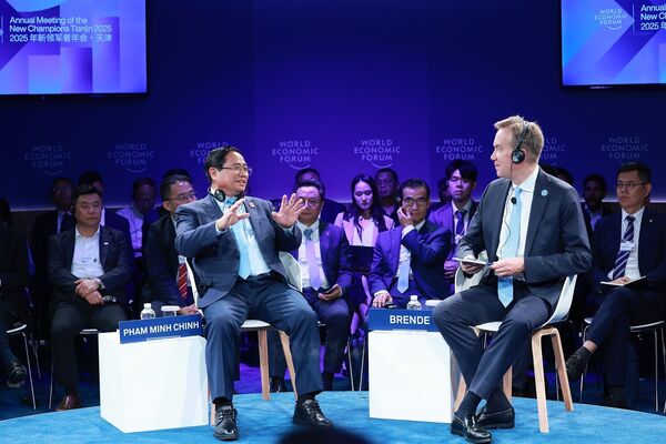 PM charts Vietnam’s path at WEF ’s policy dialogue