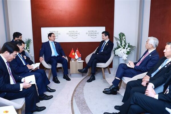 PM meets with Singaporean counterpart on WEF Tianjin sidelines