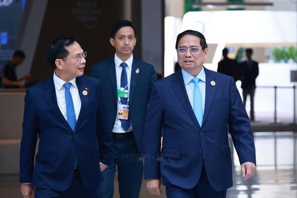 PM Pham Minh Chinh attends opening plenary of WEF Tianjin 2025