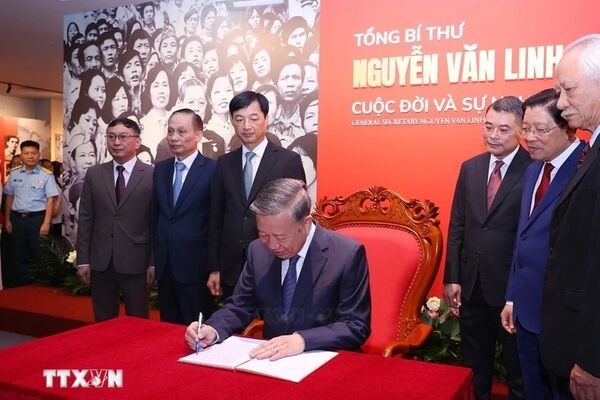 Exhibition highlights life, career of General Secretary Nguyen Van Linh