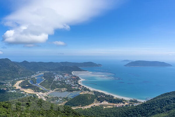 Con Dao airport serves 100,000 summer travellers 