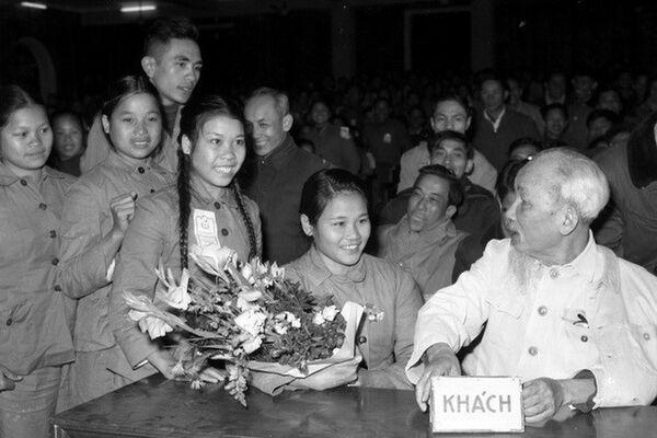 <b>HỌC BÁC MỖI NGÀY: Lấy gương người tốt, việc tốt để giáo dục, nêu gương</b>
