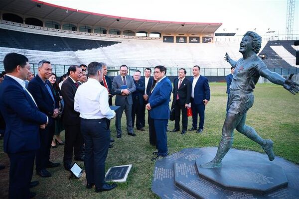 PM Pham Minh Chinh visits Vasco da Gama Football Club