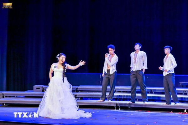 World-class opera stars perform in Hanoi