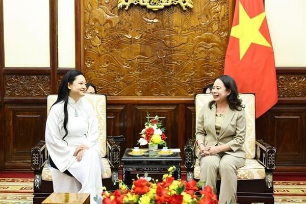 Vice State President receives Vietnamese-American female astronaut