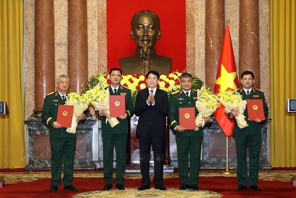 Senior military, public security officers promoted to higher ranks