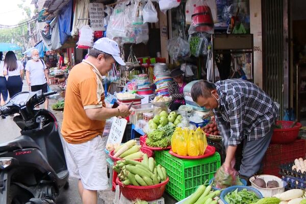 Hanoi moves towards plastic bag-free markets