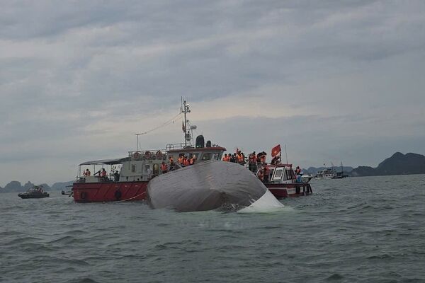 Rescue efforts continue following boat capsizing in Ha Long Bay