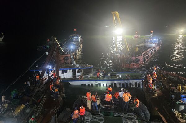 Rescue teams work overnight after tourist boat capsizes in Quang Ninh