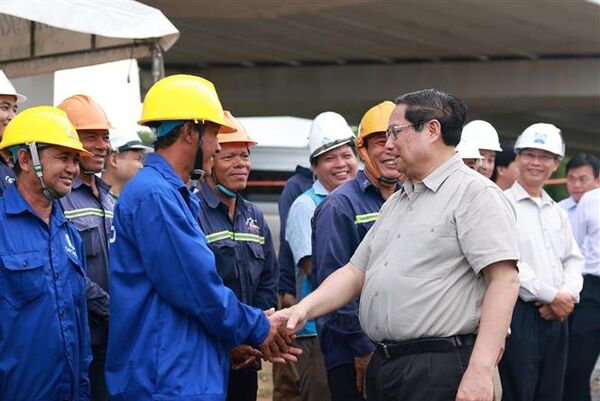 PM inspects expressway projects in Mekong Delta, urges faster progress
