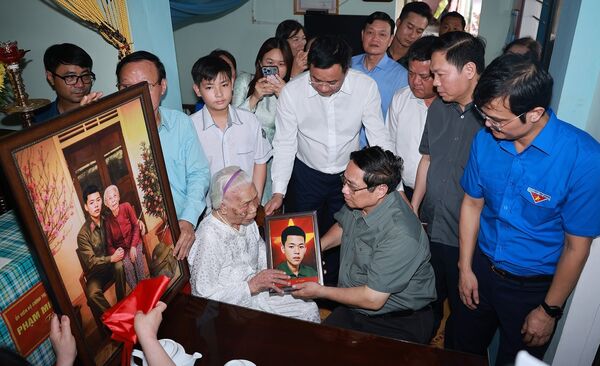 PM pays tribute to revolutionary leaders, war heroes in Quang Tri, Hue