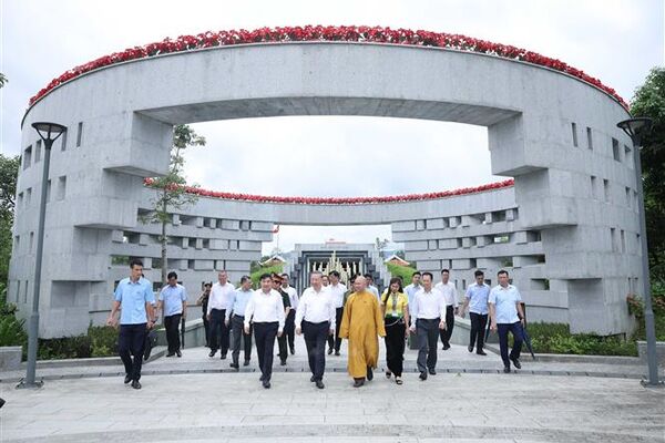 Party chief pays tribute to martyrs, attends school ground-breaking in Dien Bien