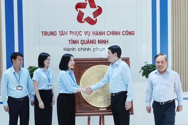 Quang Ninh must address challenges to local administration system's operations: President