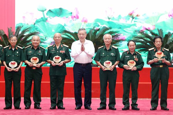 Party chief expresses gratitude to millions of ex-revolutionaries, war heroes