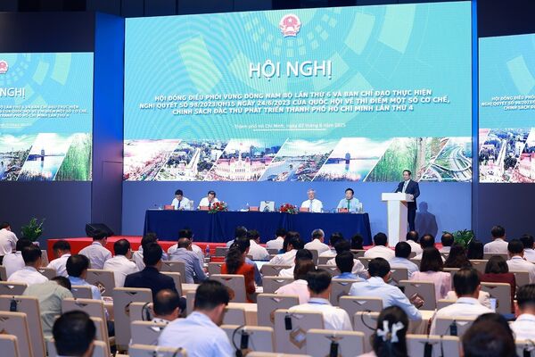 PM urges HCM City to lead nation in five strategic fronts