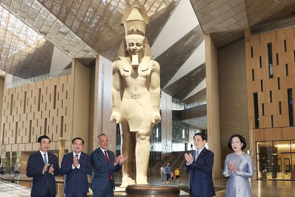 <b>State President
tours Grand Egyptian Museum</b>