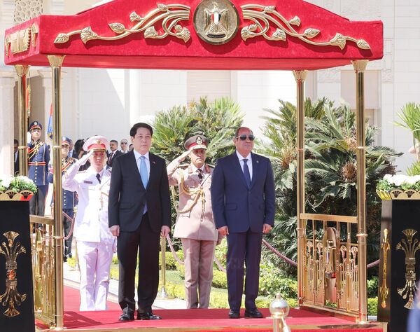 Egyptian President hosts red-carpet welcome ceremony for Vietnamese counterpart