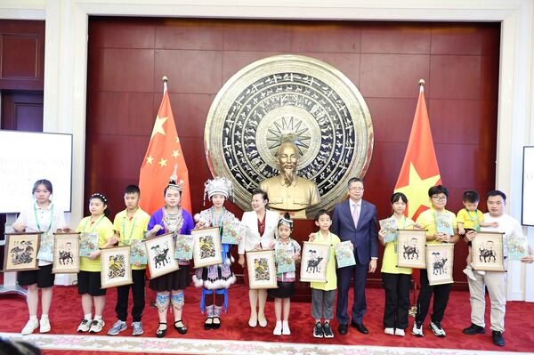 Chinese children explore Vietnam at Beijing exchange