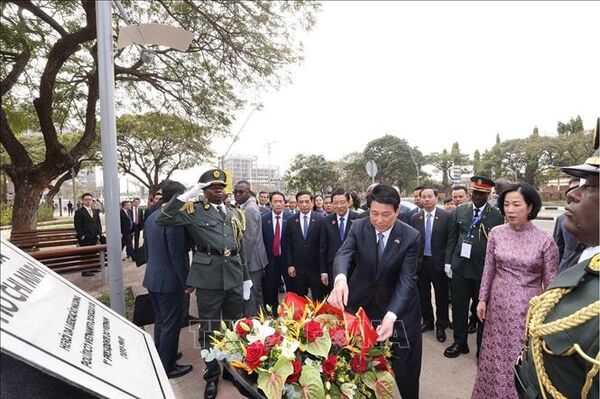 State President Luong Cuong lays wreaths at Ho Chi Minh statue in Luanda