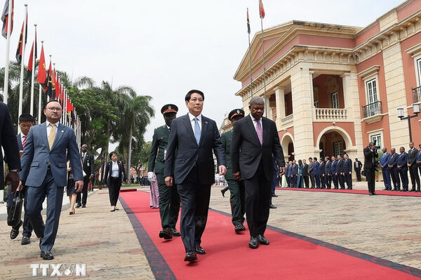 Angolan President hosts welcome ceremony for visiting Vietnamese State leader