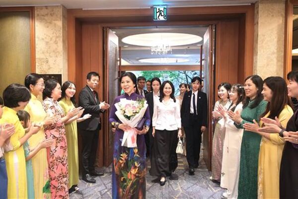 Party chief’s spouse meets with Vietnamese brides in RoK