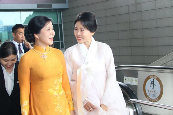 Vietnamese Party chief’s spouse visits RoK national museum
