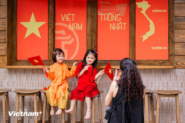 Hanoi’s young people flock to red-themed cafés for National Day